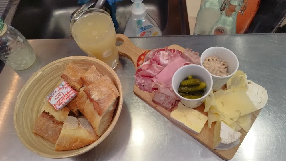 Petites Planches Apéro Accompagn de Pain Et Beurre Et Un Petit Jus de Litchi Ées